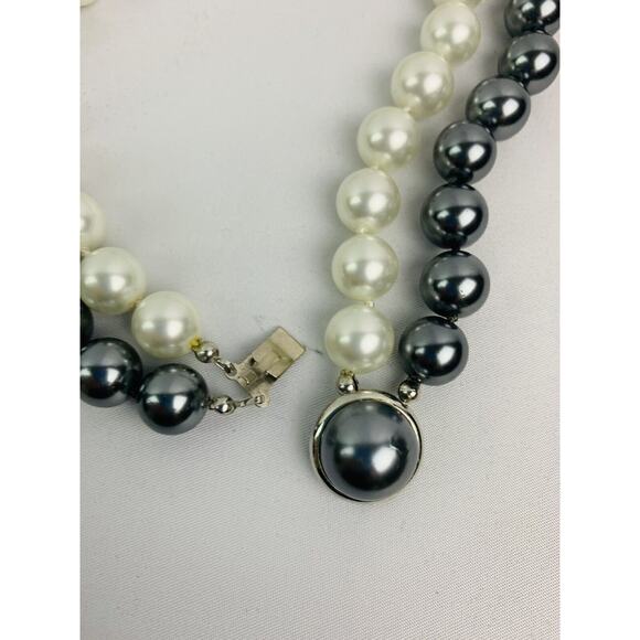 Vintage Dual Strand White and Pewter Chunky Necklace Decorative Clasp 17" - Picture 9 of 9